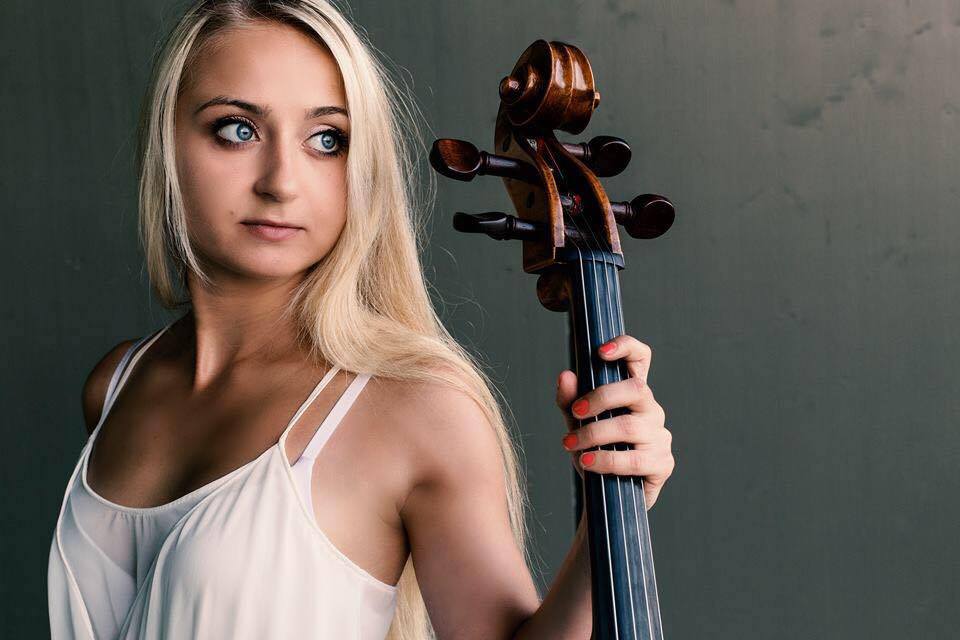 Mathilde Helding spiller cello